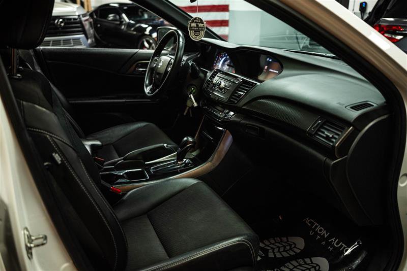 Used 2017 Honda Accord Sport image 13