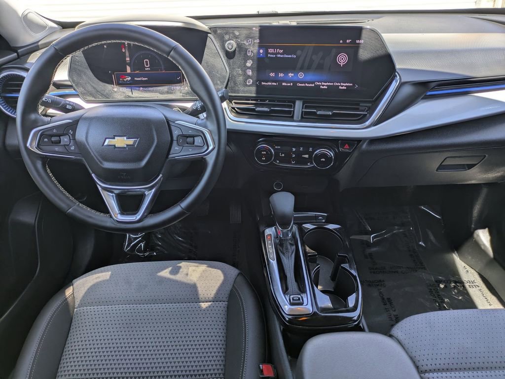 Used 2025 Chevrolet Trax LT w/ LT Convenience Package image 26