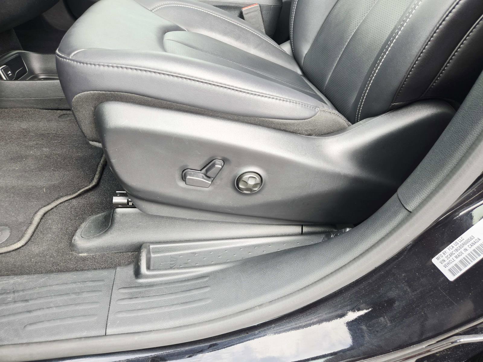 Used 2025 Chrysler Pacifica Select image 41