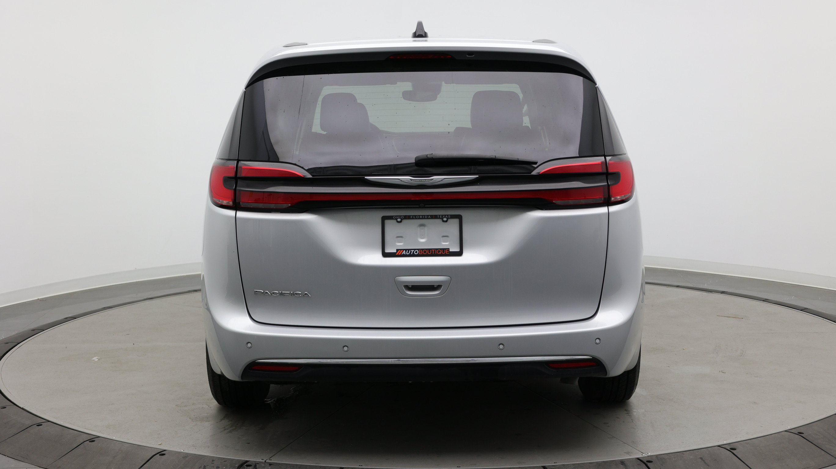 Used 2023 Chrysler Pacifica Touring-L FWD image 6