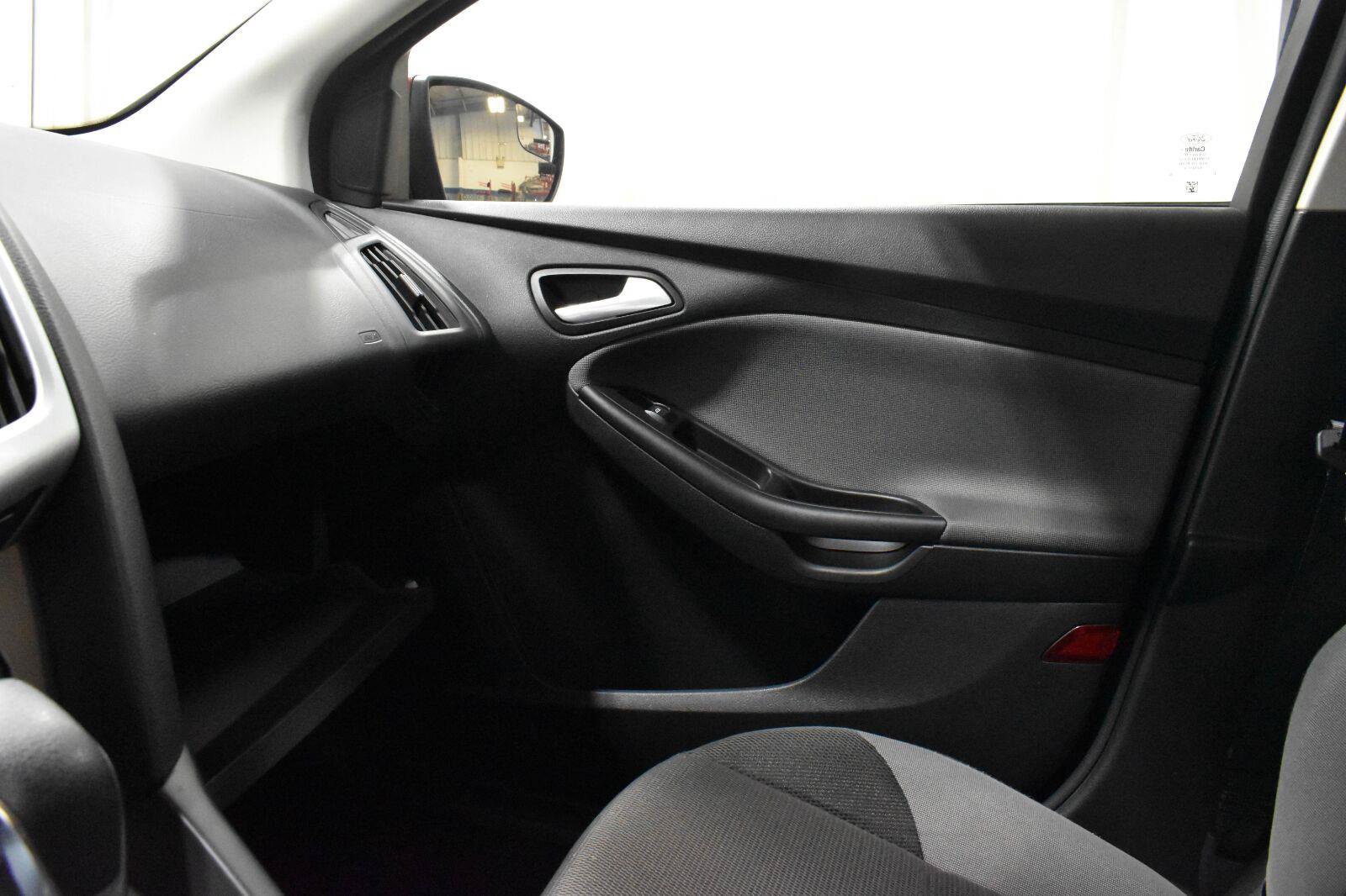 Used 2014 Ford Focus SE w/ SE Winter Package FWD image 16