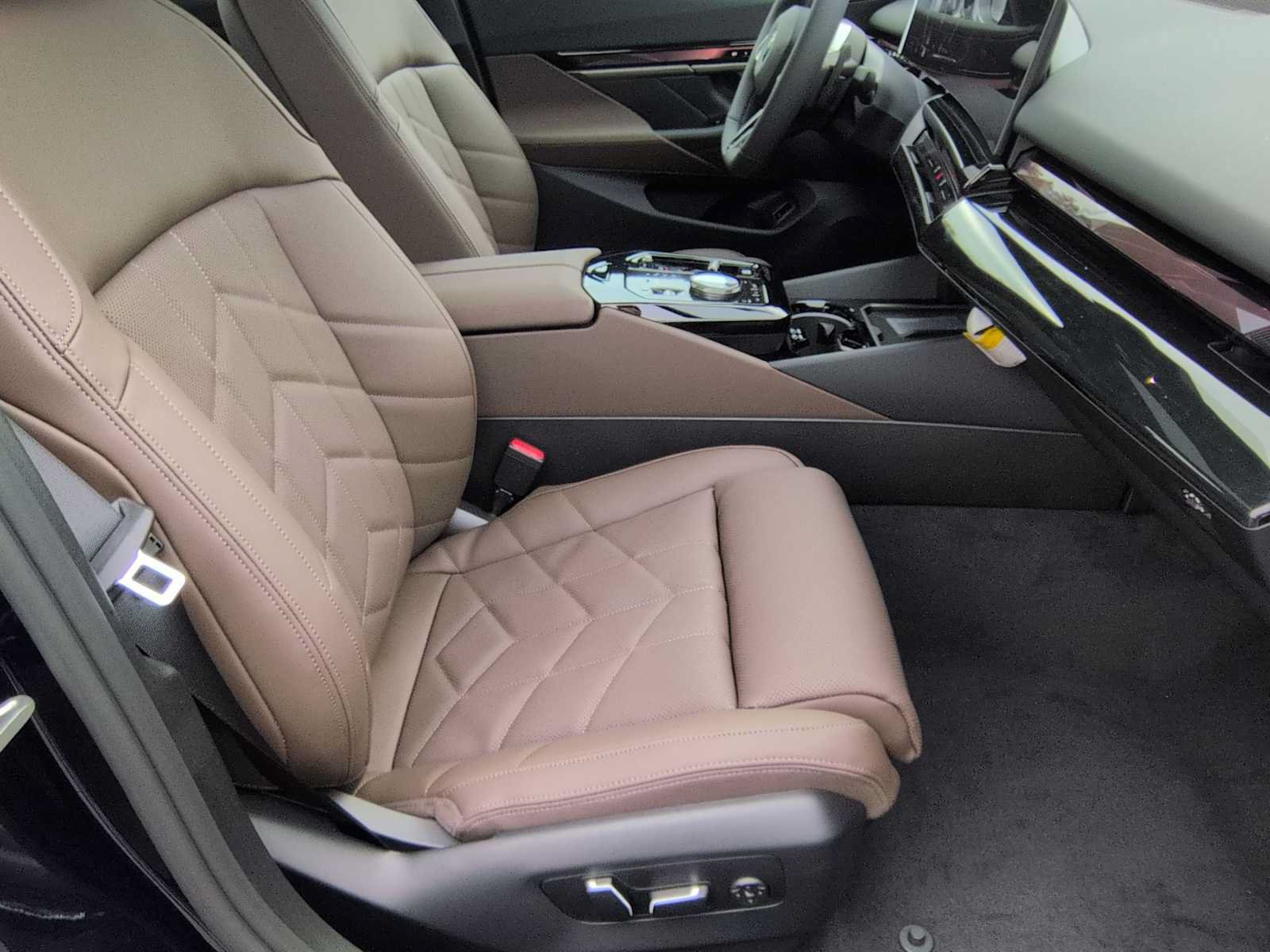 Used 2026 BMW 530i xDrive w/ M Sport Package AWD/4WD image 24