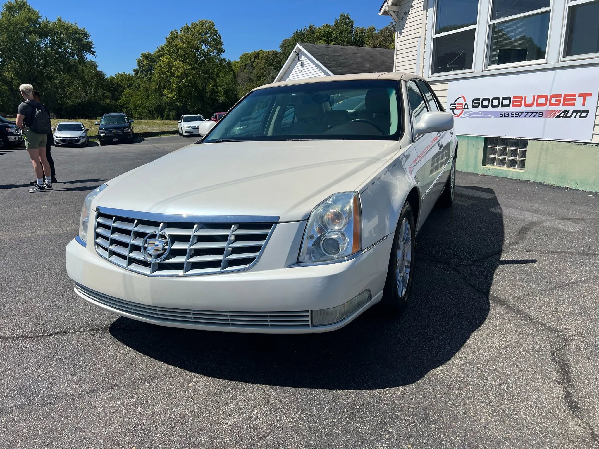 Used 2009 Cadillac DTS w/ Trunk Convenience Package FWD image 1