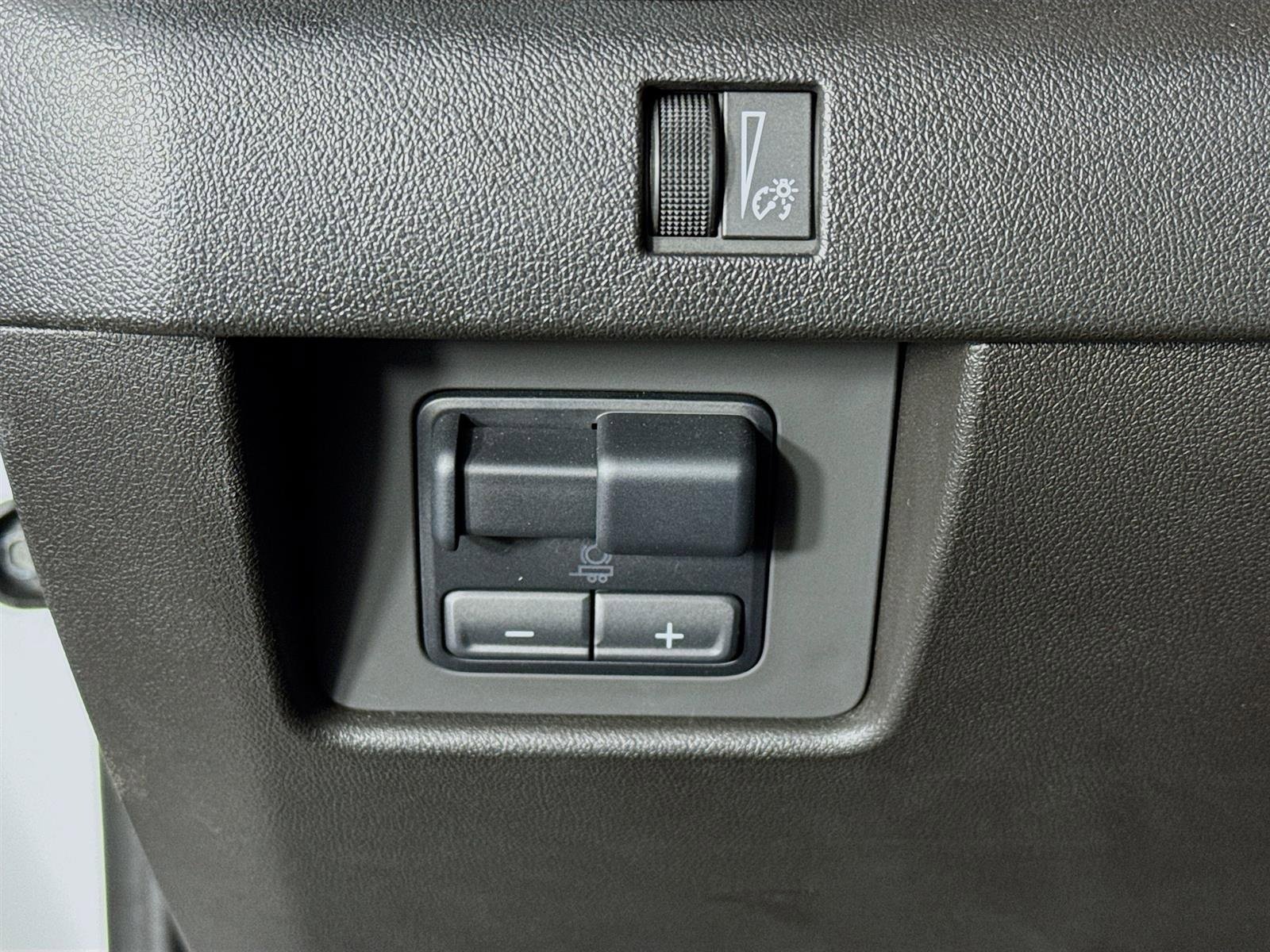 Used 2024 GMC Canyon Denali image 11