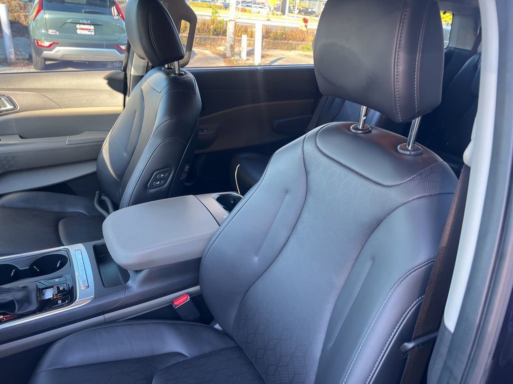 Certified 2025 Kia Carnival EX image 5