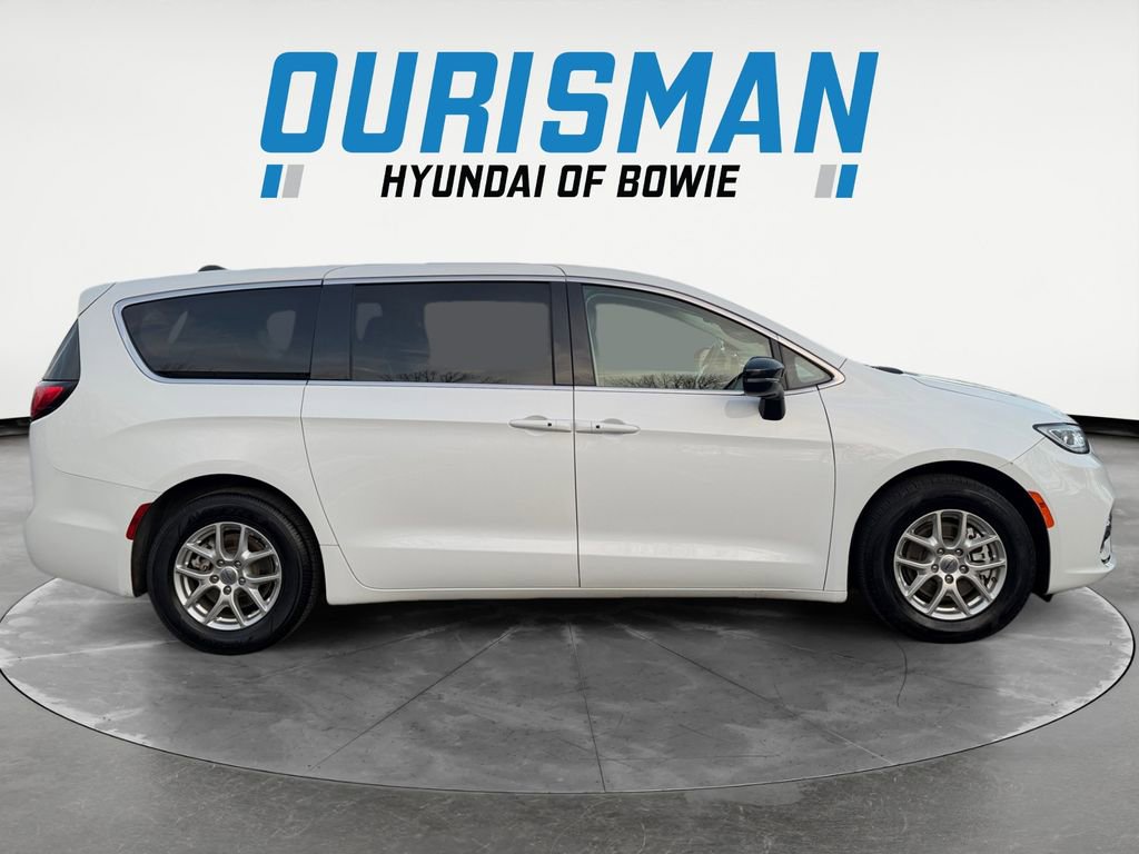 Used 2024 Chrysler Pacifica Touring-L image 7