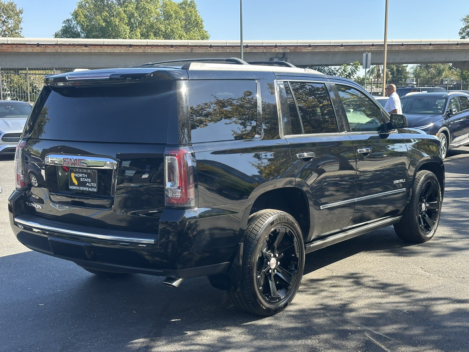 Used 2015 GMC Yukon Denali w/ Premium Package AWD/4WD image 8