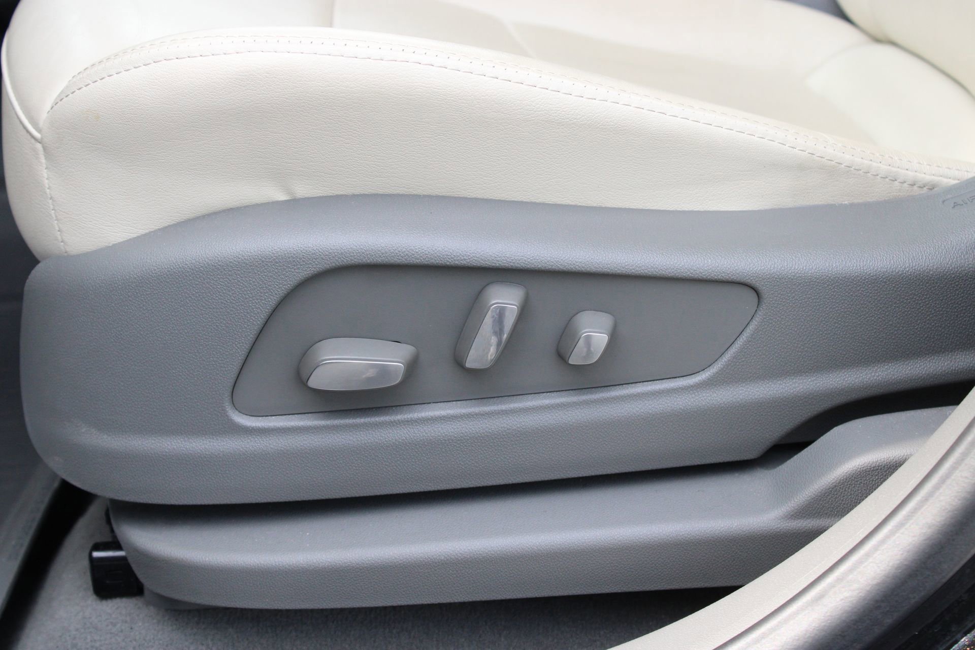 Used 2024 Cadillac XT5 Premium Luxury w/ LPO, Floor Liner Package AWD/4WD image 16