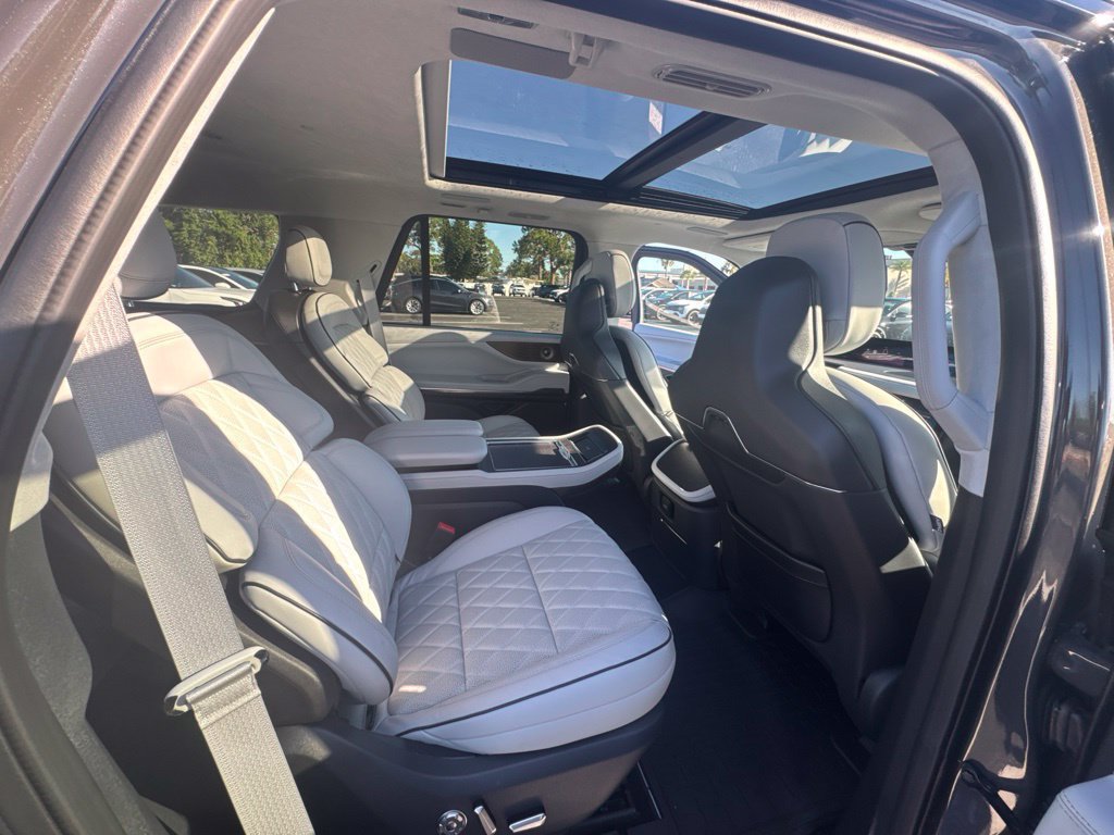 Used 2026 Lincoln Navigator Black Label w/ Black Label Special Edition AWD/4WD image 24