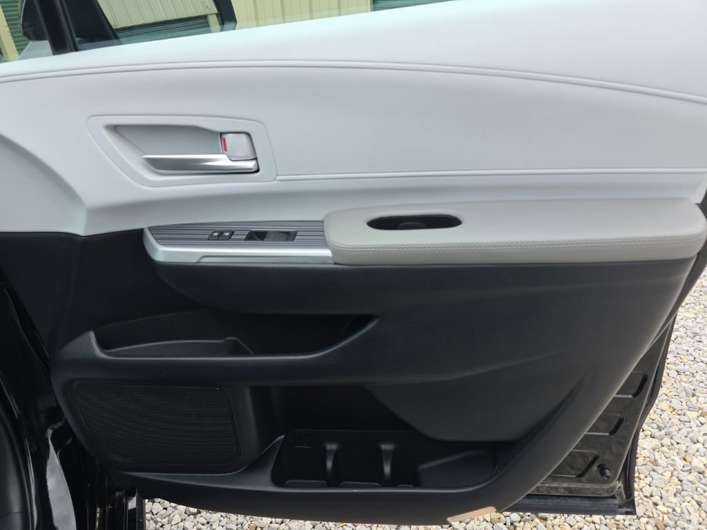 Used 2025 Toyota Sienna XLE AWD/4WD image 17
