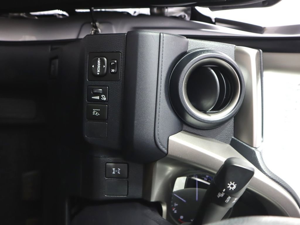 Used 2018 Toyota RAV4 LE AWD/4WD image 18