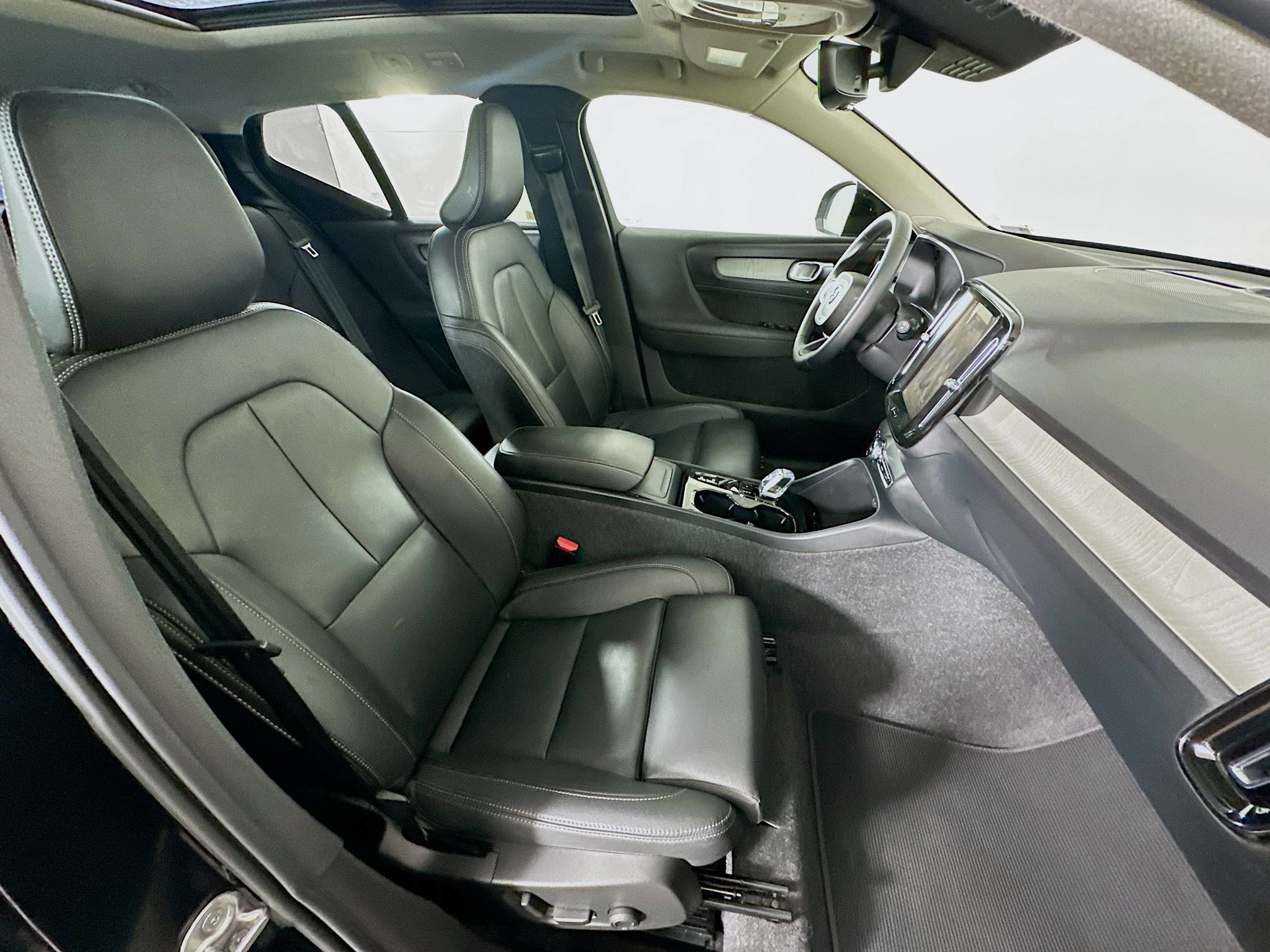 Used 2025 Volvo XC40 B5 Plus image 32