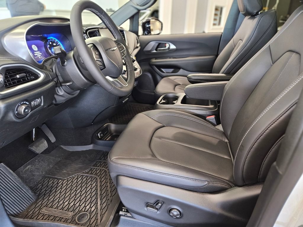 New 2025 Chrysler Pacifica Select w/ Fav Edition Package FWD image 18