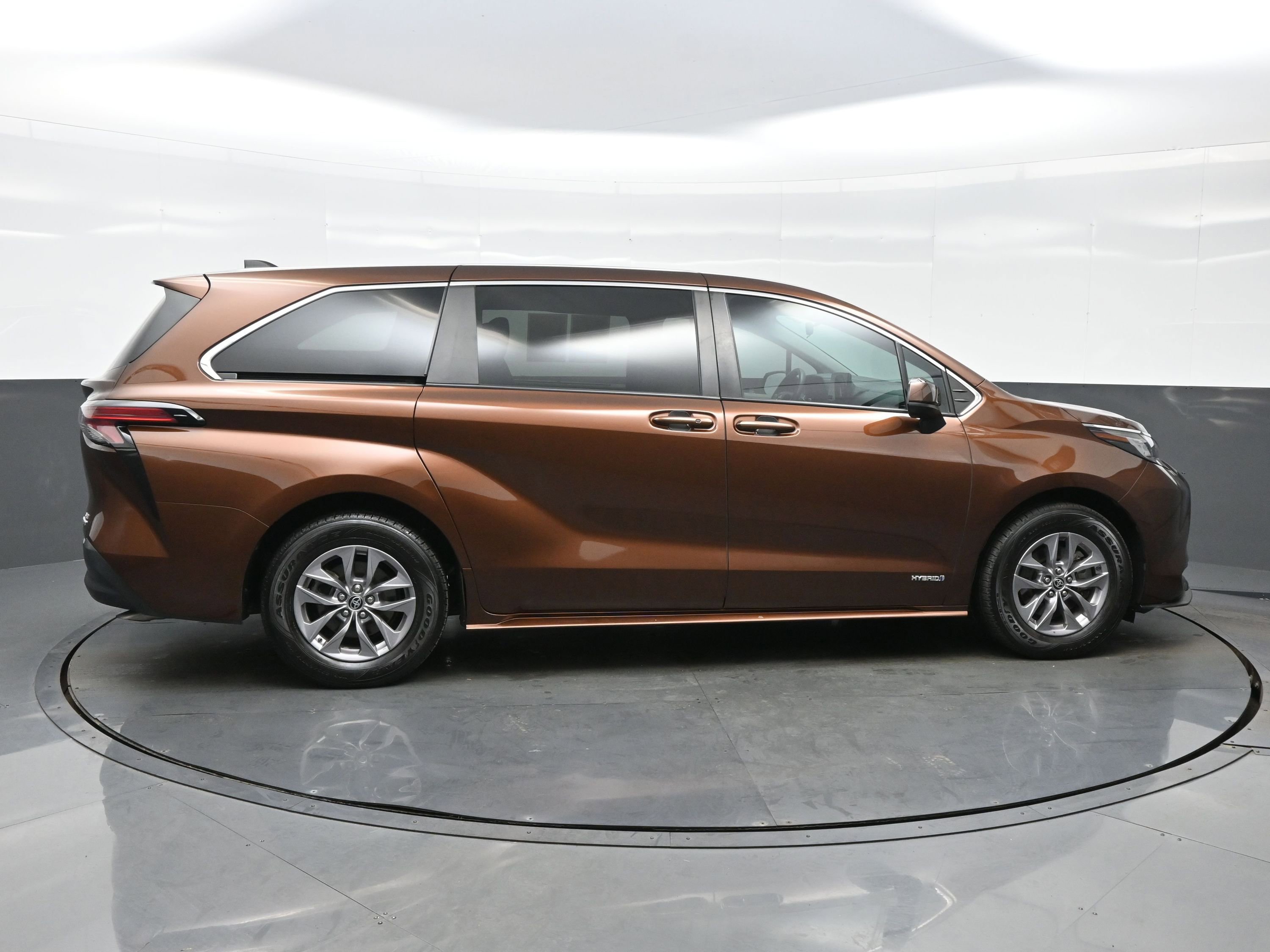 Used 2021 Toyota Sienna LE image 7