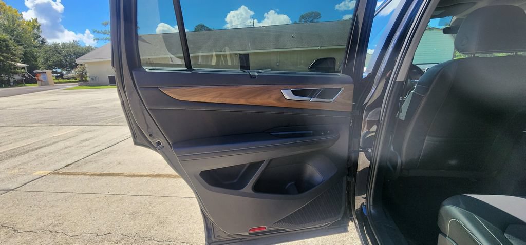 Used 2025 Volkswagen Atlas SE AWD/4WD image 16