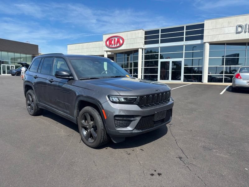 Used 2023 Jeep Grand Cherokee Altitude AWD/4WD image 4