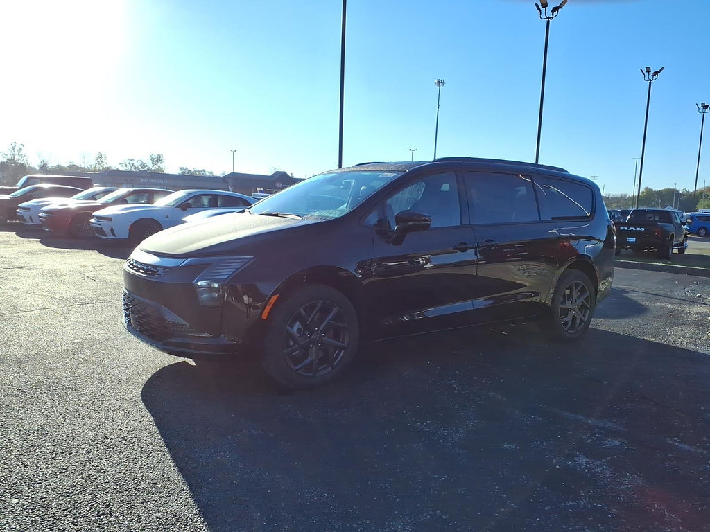 New 2027 Chrysler Pacifica Limited w/ Family Tech Group AWD/4WD image 3