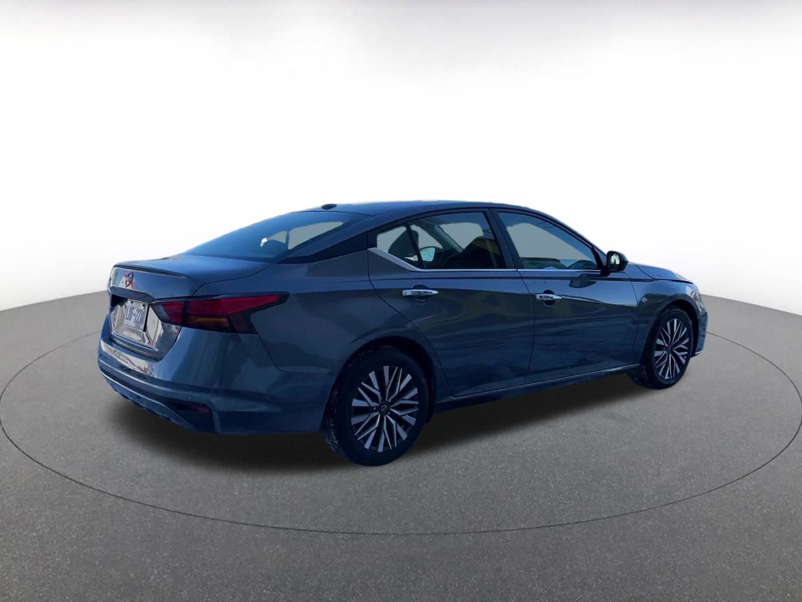 Used 2025 Nissan Altima 2.5 SV image 15