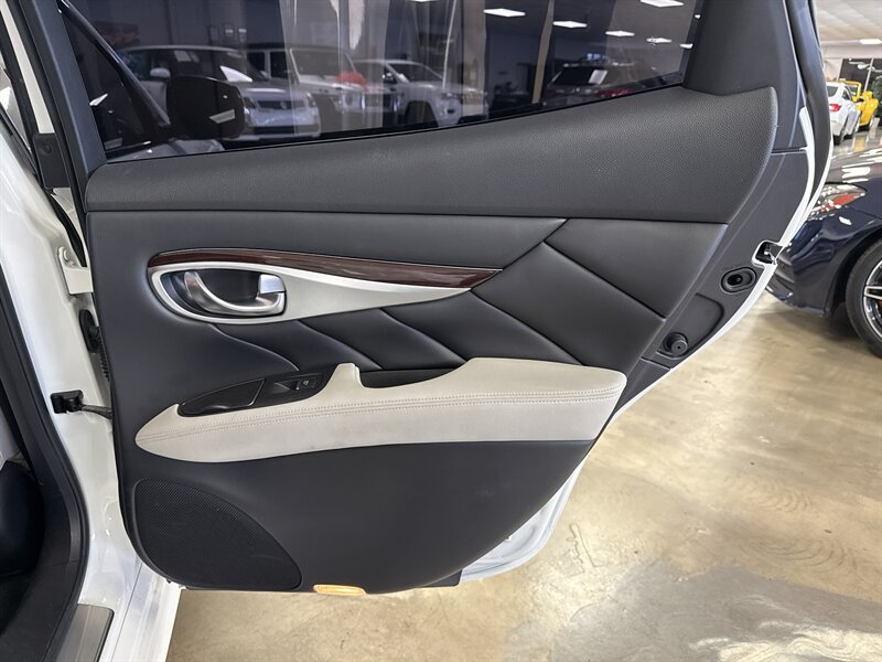 Used 2015 INFINITI Q70 3.7 w/ Sport Package RWD image 23