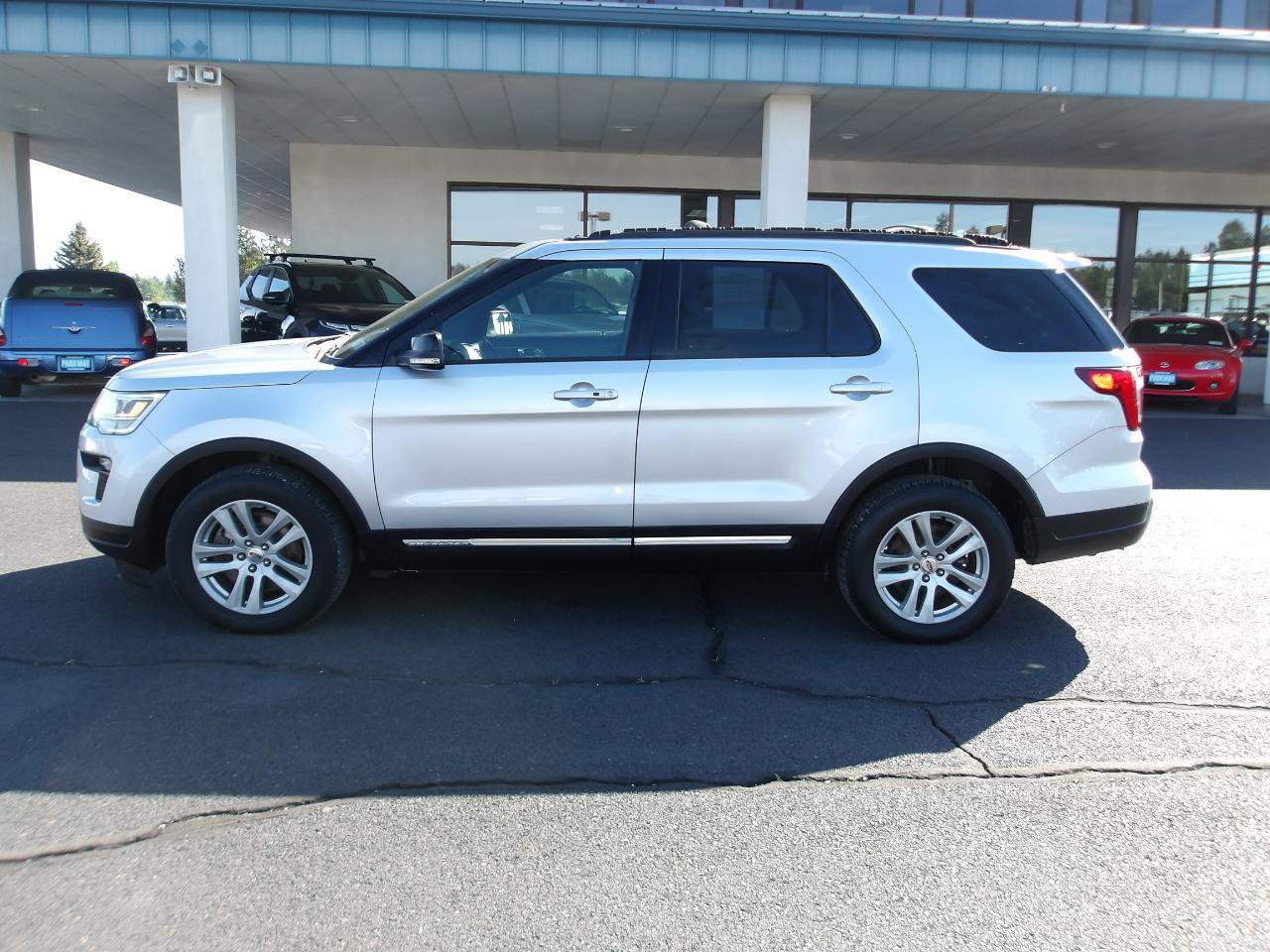 Used 2018 Ford Explorer XLT w/ Equipment Group 202A AWD/4WD image 2
