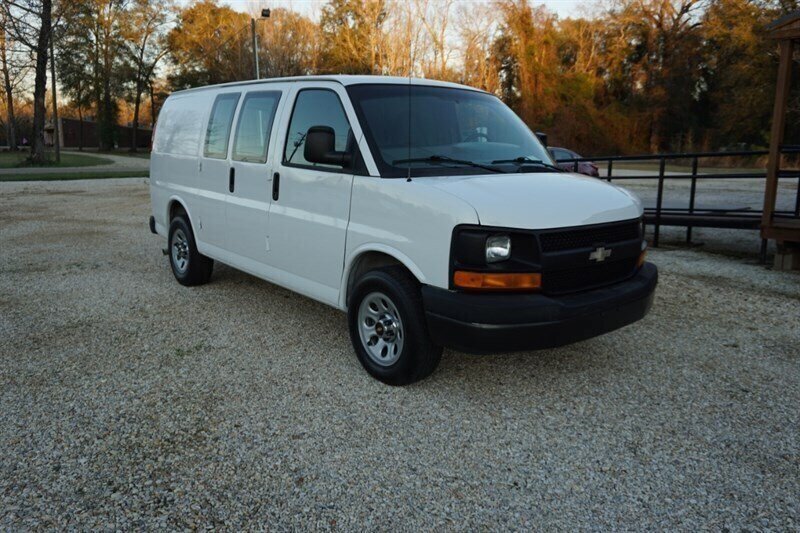 Used 2010 Chevrolet Express 1500 RWD image 2