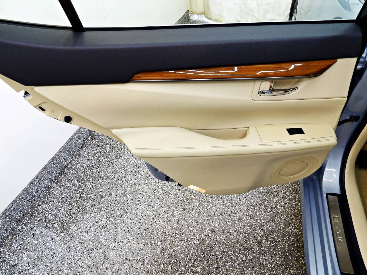 Used 2013 Lexus ES 300h w/ Luxury Pkg FWD image 9