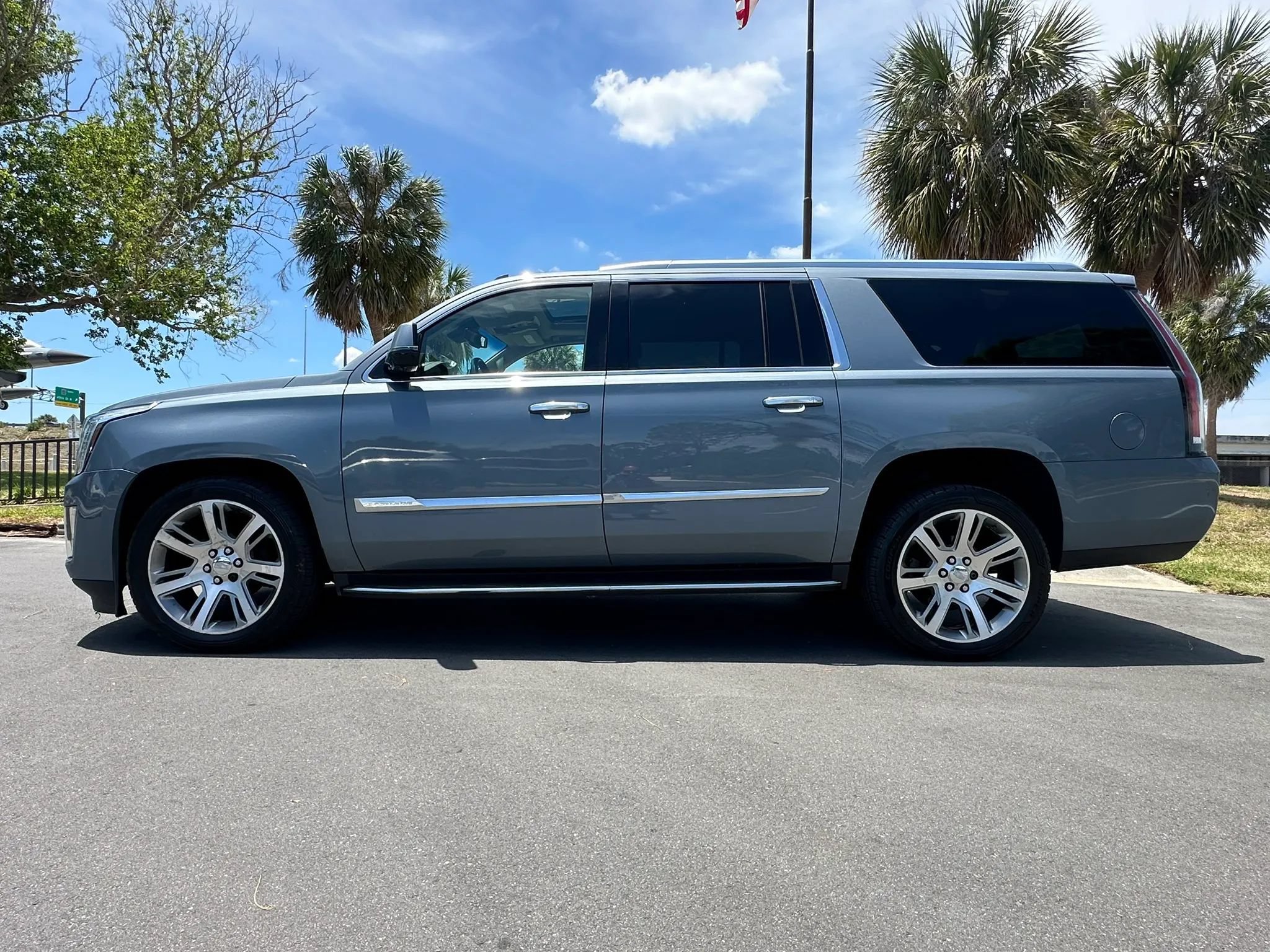 Used 2016 Cadillac Escalade ESV Luxury AWD/4WD image 9