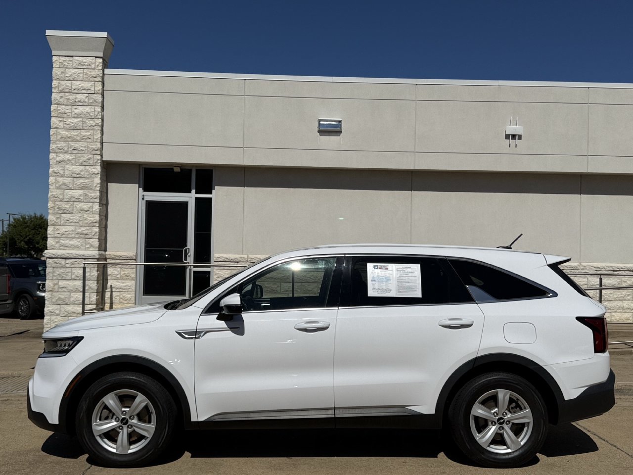 Used 2023 Kia Sorento LX FWD image 3