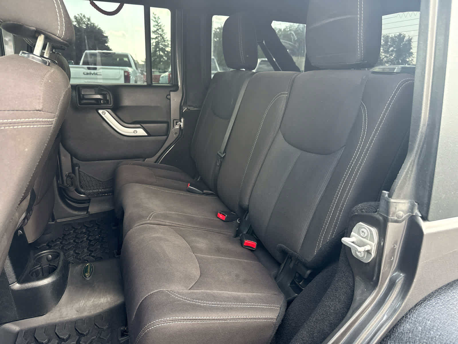 Used 2016 Jeep Wrangler Unlimited Sahara w/ Connectivity Group AWD/4WD image 22