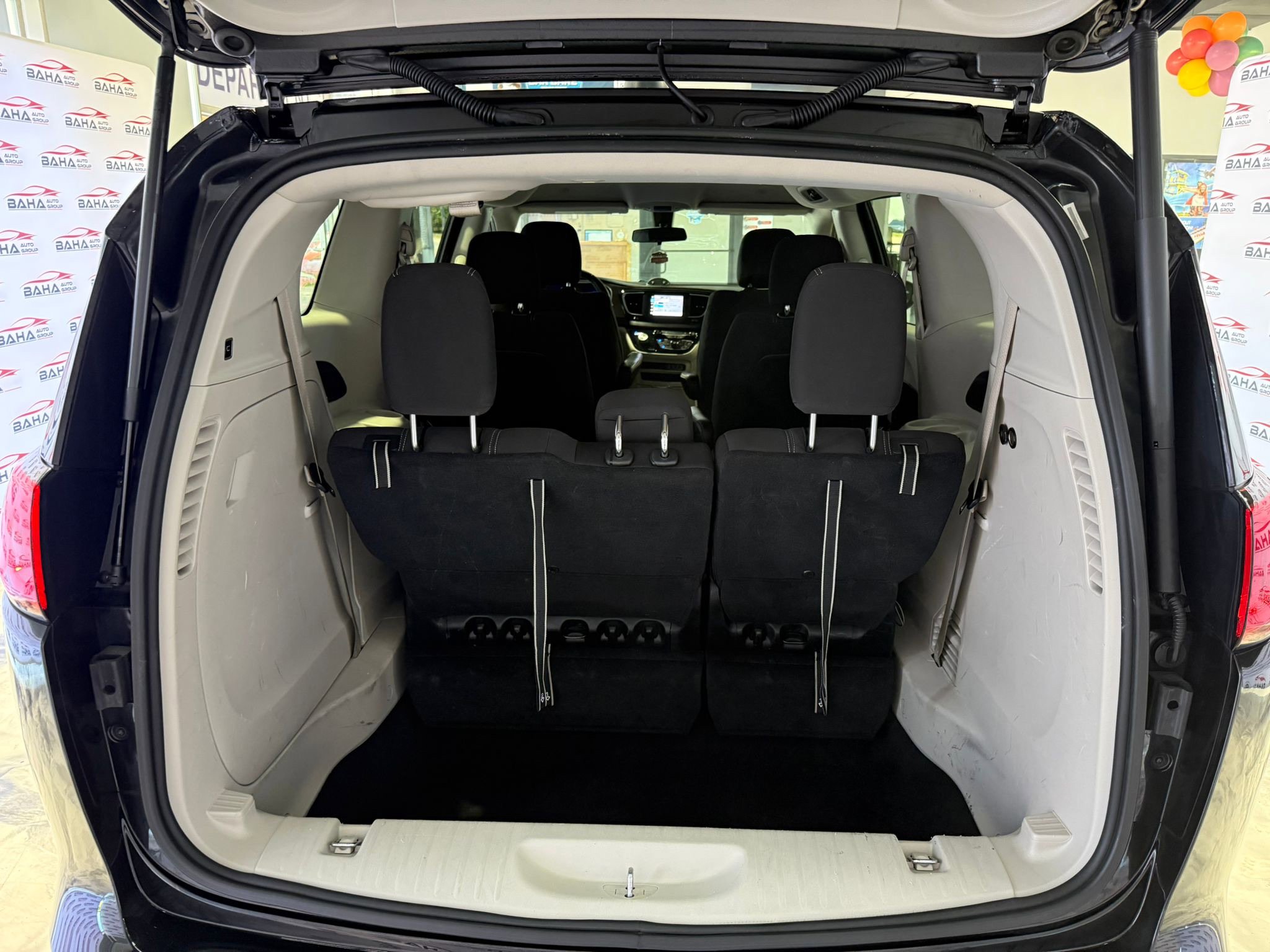 Used 2022 Chrysler Voyager LX image 46