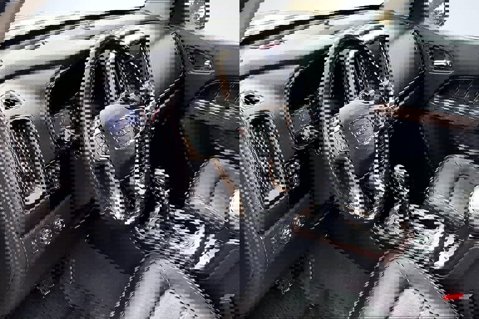 Used 2022 GMC Canyon Denali w/ Denali Black Edition Package image 2