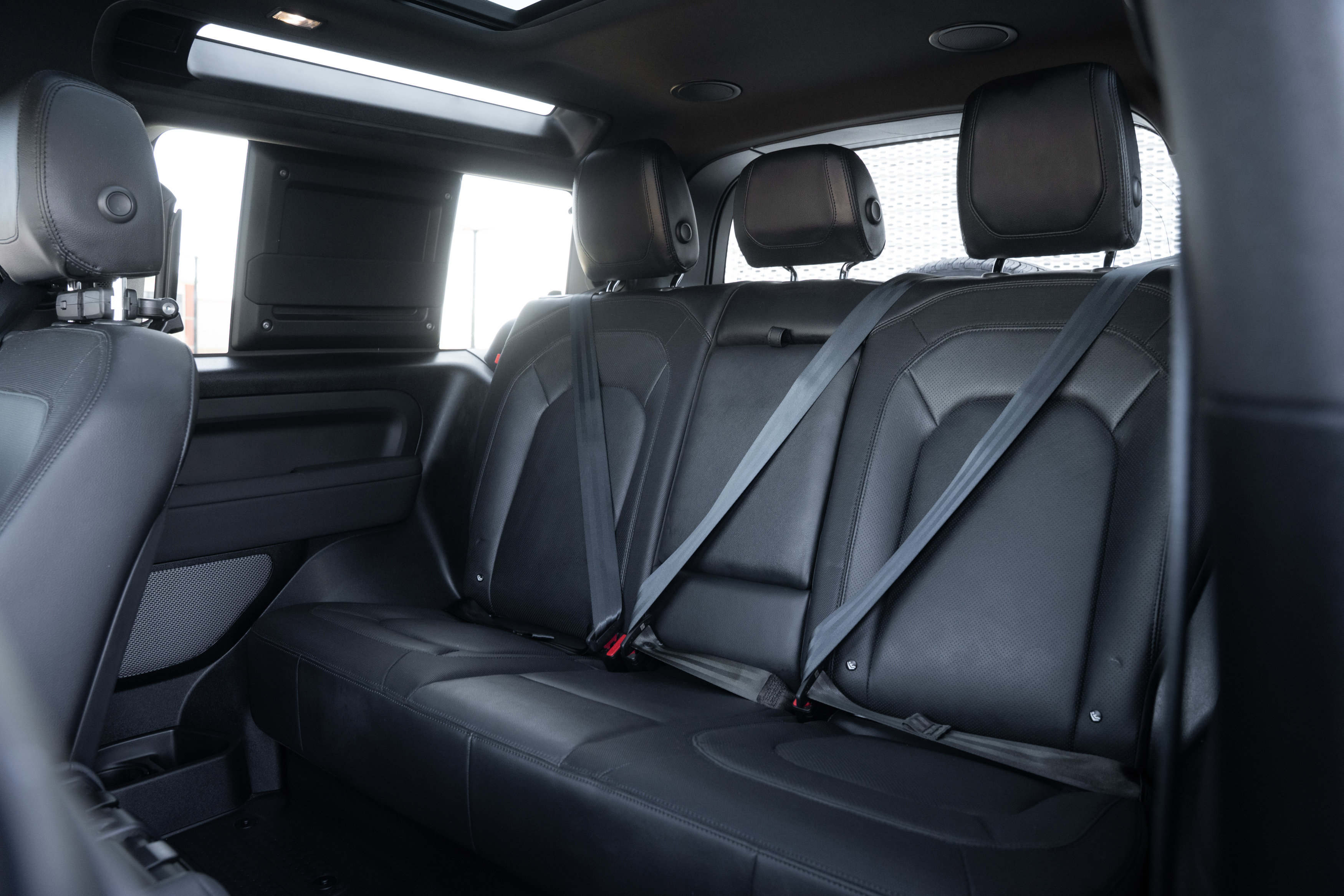 Used 2023 Land Rover Defender 90 X-Dynamic SE image 24