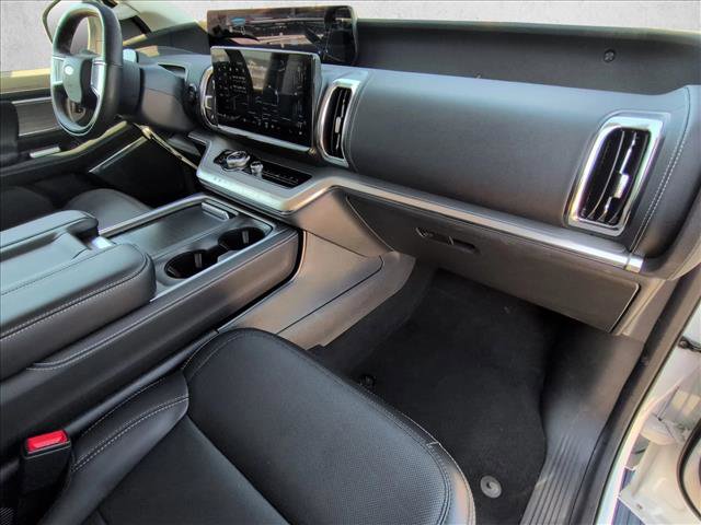 Certified 2025 Ford Expedition Platinum image 23