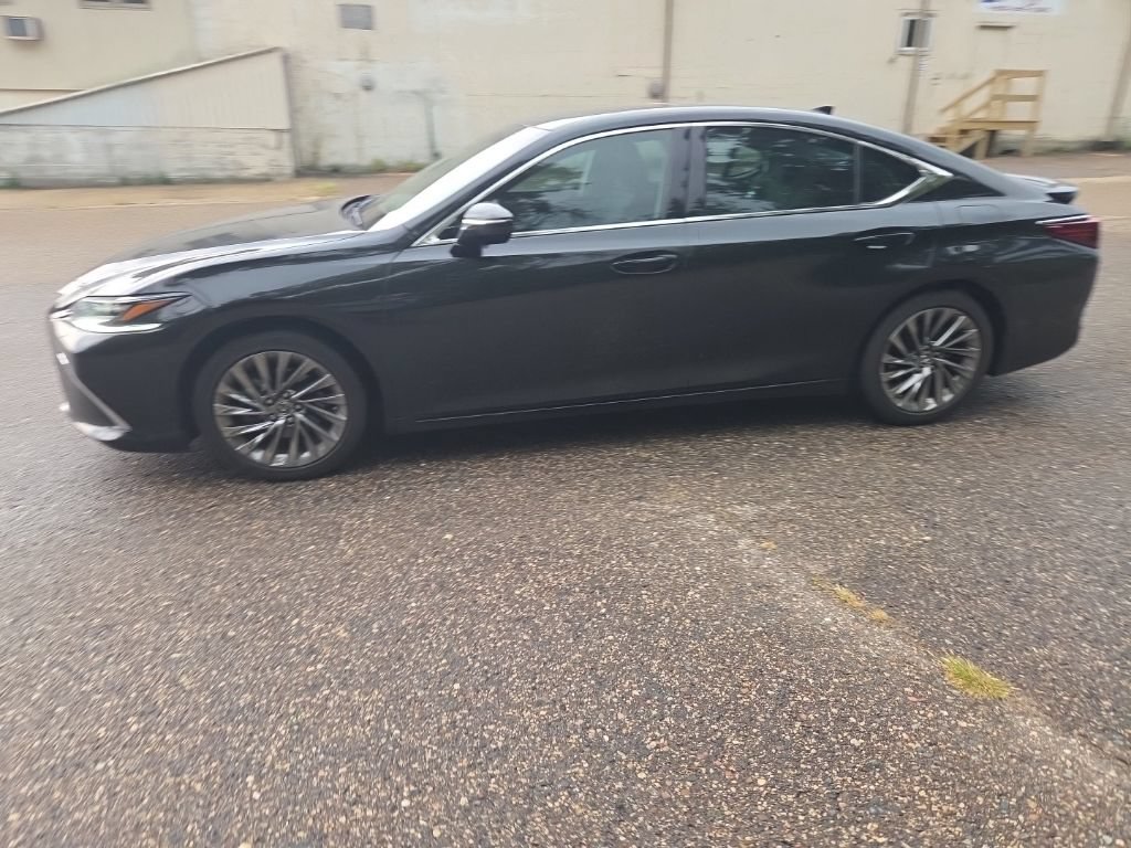 Used 2024 Lexus ES 300h Ultra Luxury w/ Accessory Package (Z1) FWD image 7