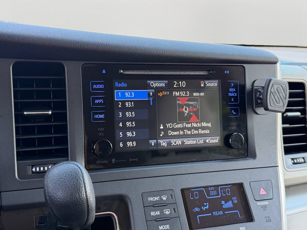 Used 2017 Toyota Sienna LE FWD image 17