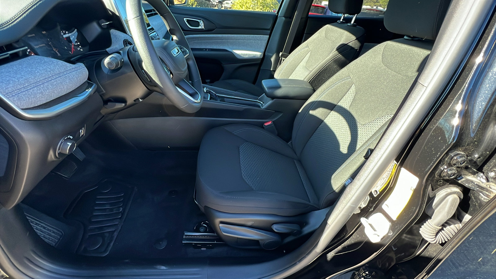 Certified 2025 Jeep Compass Sport image 16