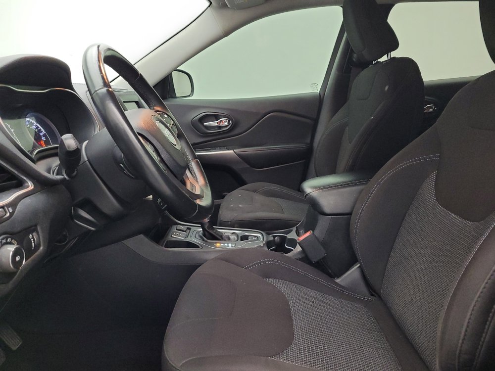 Used 2019 Jeep Cherokee Latitude w/ Cold Weather Group FWD image 17