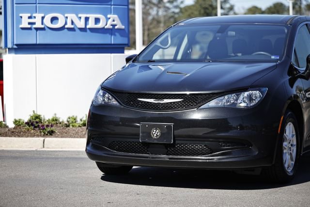 Used 2022 Chrysler Voyager LX image 2