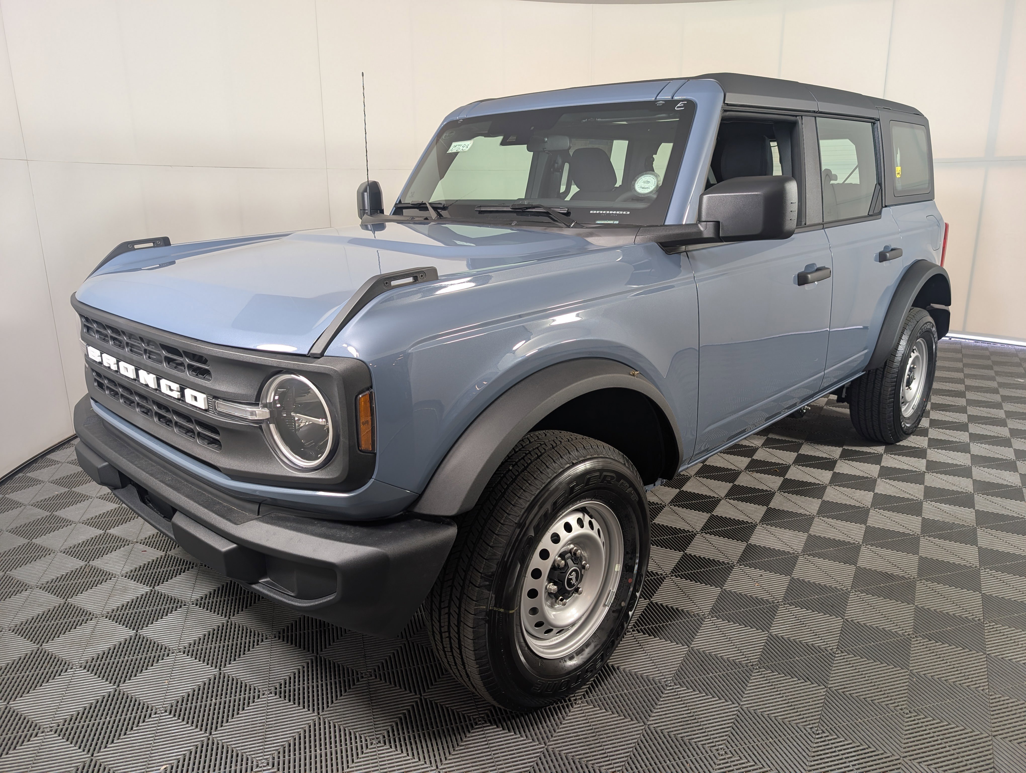 New 2025 Ford Bronco 4-Door image 3