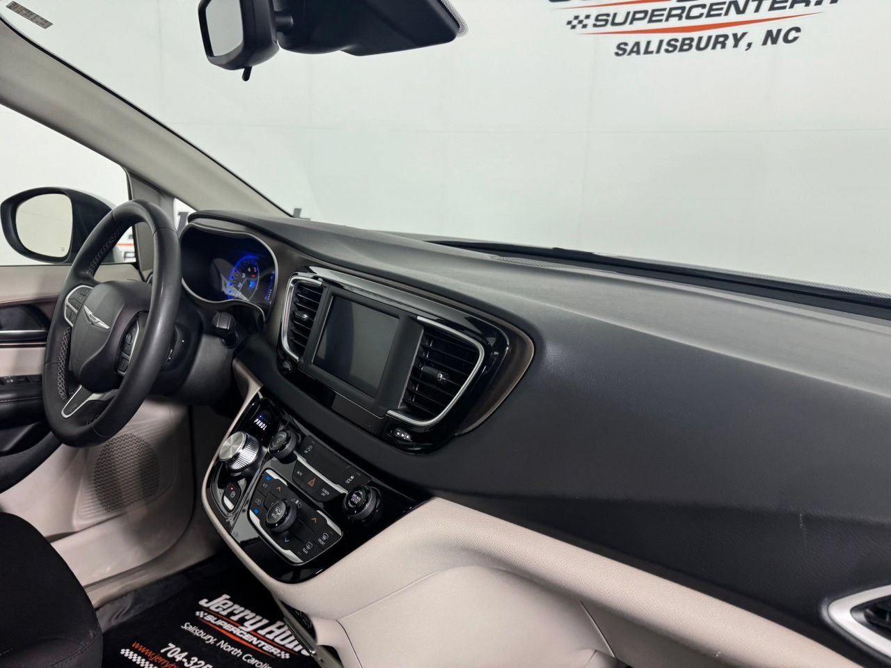 Used 2023 Chrysler Voyager LX FWD image 22