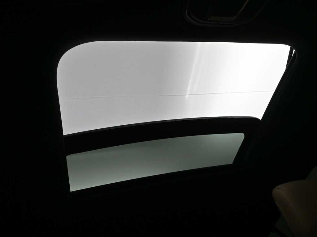 Used 2024 Jeep Grand Cherokee Limited w/ Luxury Tech Group II image 28