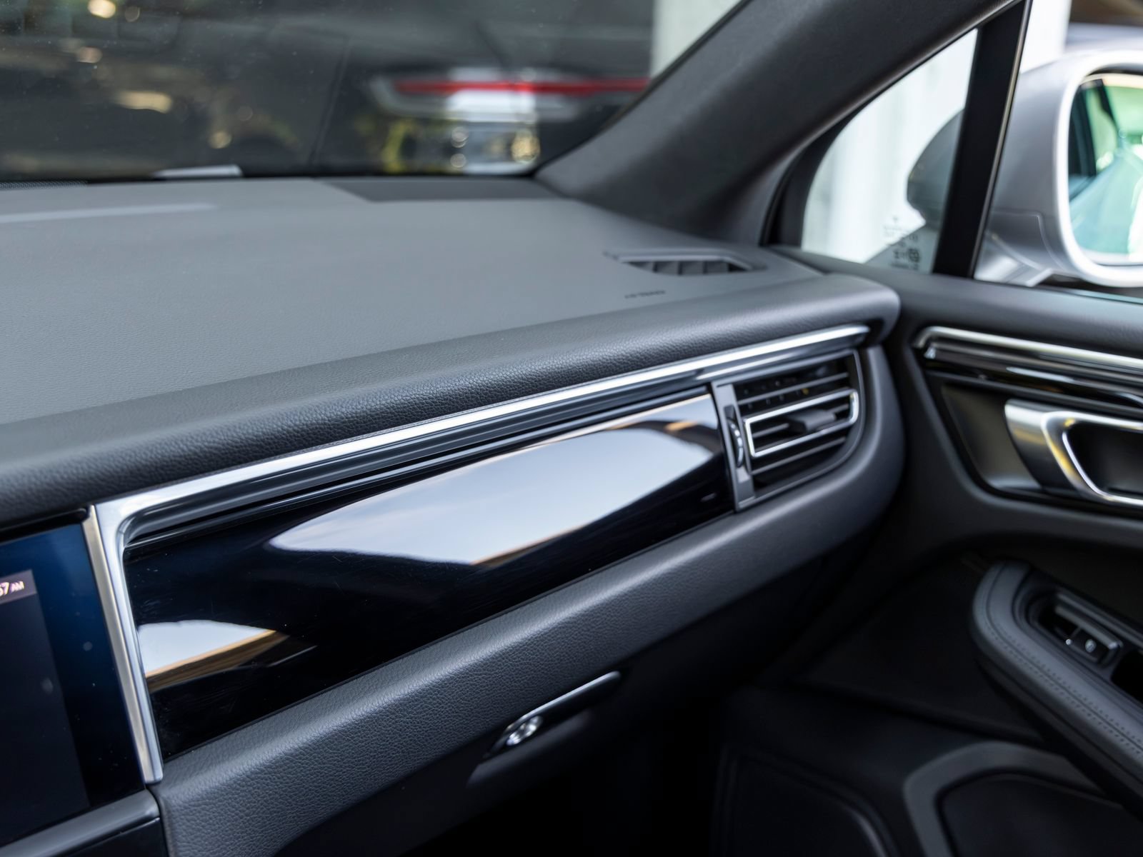 Certified 2026 Porsche Macan AWD/4WD image 42