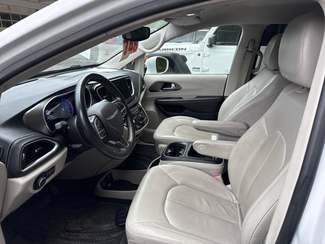 Used 2021 Chrysler Pacifica Touring-L FWD image 15