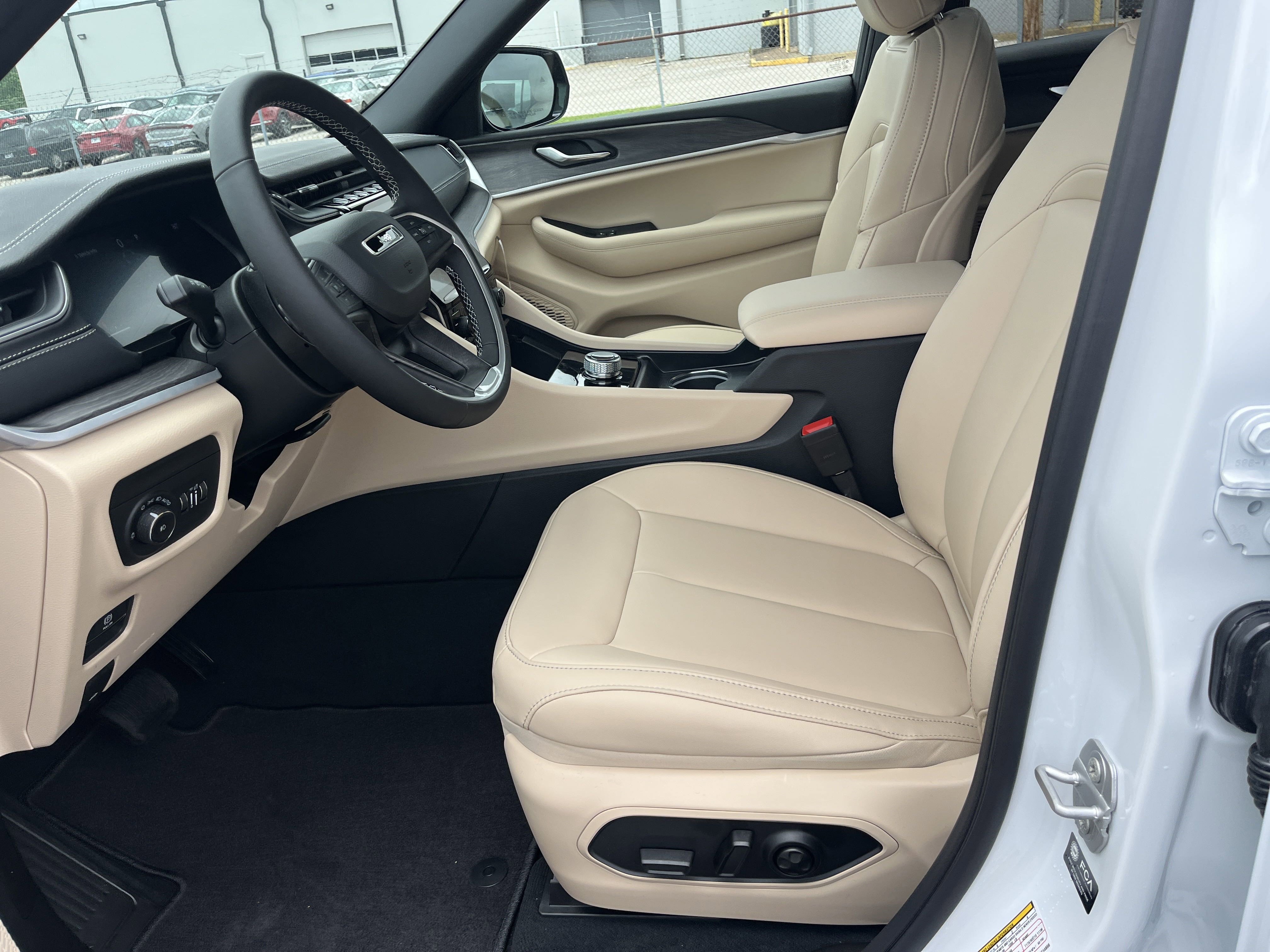 New 2025 Jeep Grand Cherokee L Limited w/ Black Appearance Package image 4