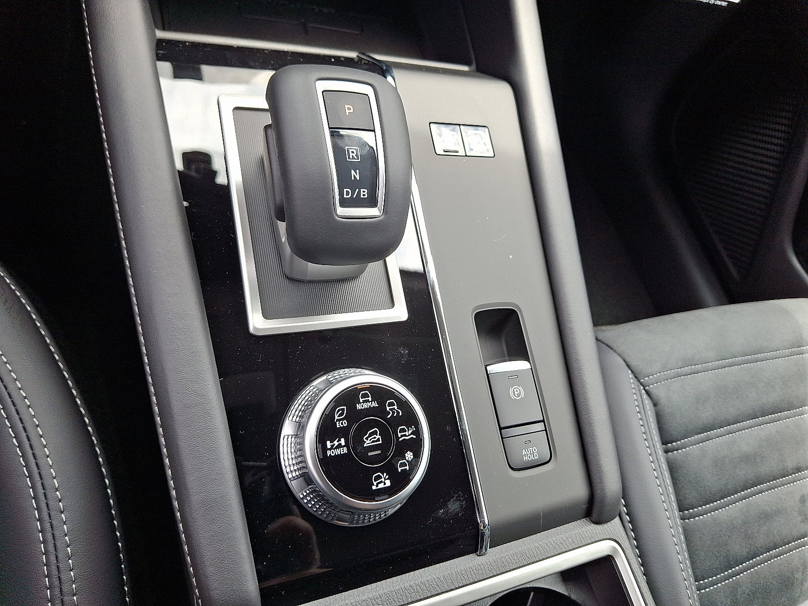 New 2025 Mitsubishi Outlander SE image 14