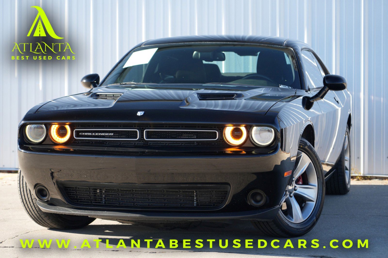 Used 2015 Dodge Challenger SXT image 1