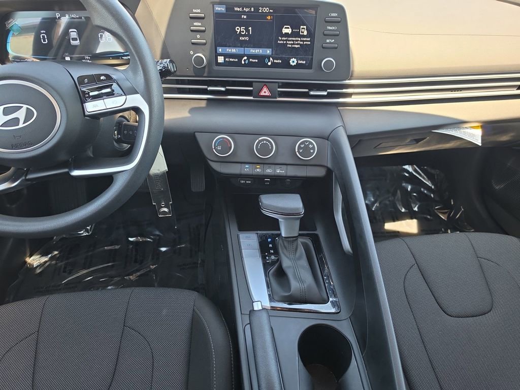 Used 2025 Hyundai Elantra SE image 11