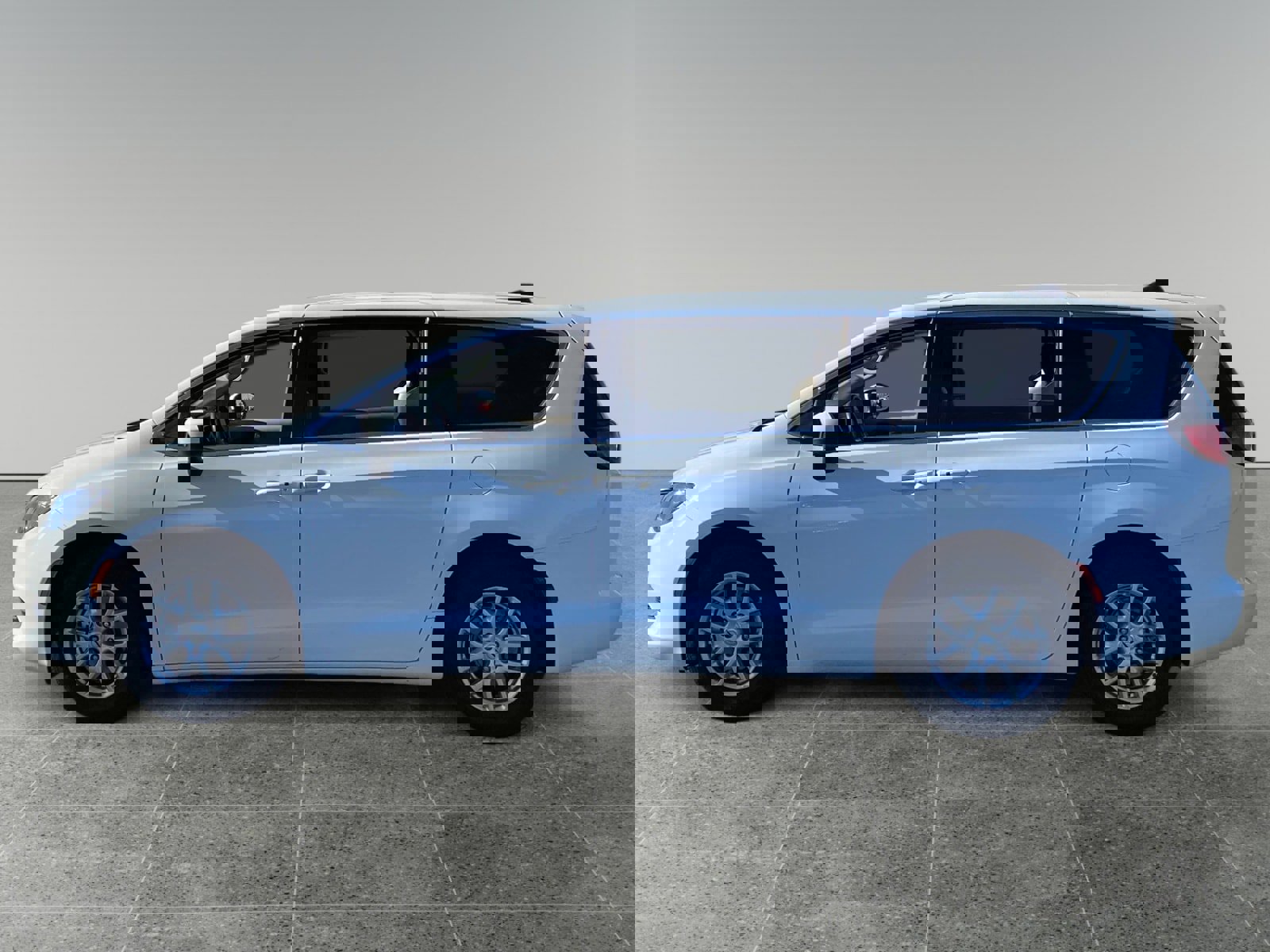 Used 2022 Chrysler Voyager LX image 2