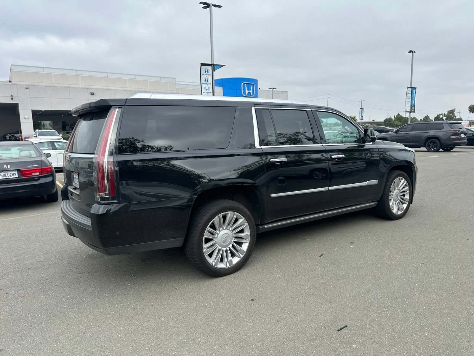 Used 2020 Cadillac Escalade ESV Platinum AWD/4WD image 3