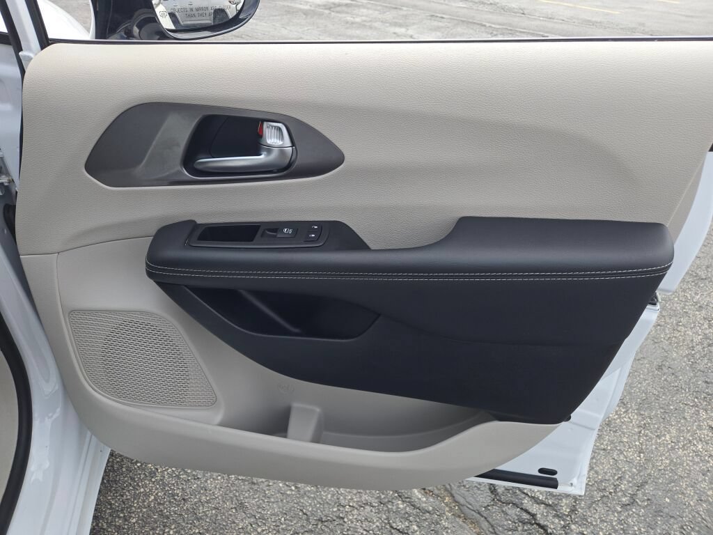 Used 2024 Chrysler Pacifica Touring-L FWD image 6